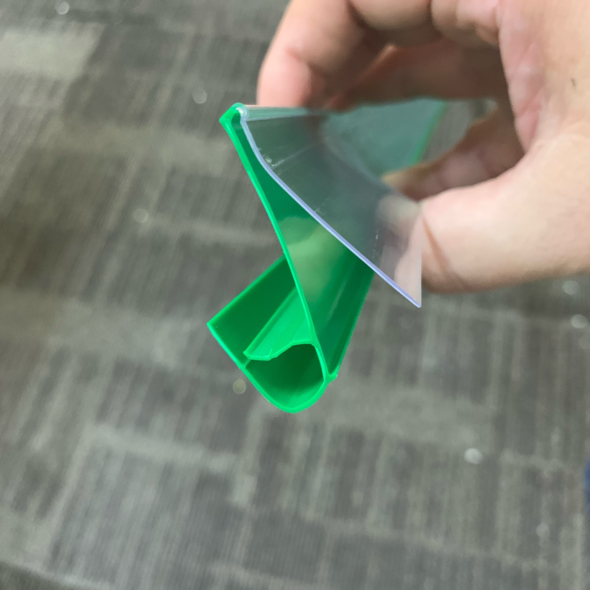 Nẹp nhựa cài giá màu xanh lá dài 1295mm