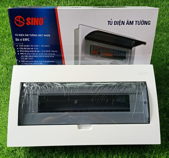Tủ điện âm tường mặt nhựa, đế sắt chứa 14 - 18 module Sino E4FC 14/18L