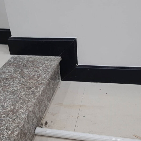 Len chân tường nhựa Hàn Quốc SB801-13 ,màu đen, KT(2500 x 14 x 95mm)