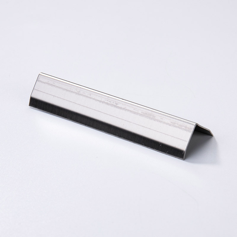 Nẹp V inox 304 kich thuoc 15×15 mm, dày 0.6mm màu trắng, dài 2,4m.