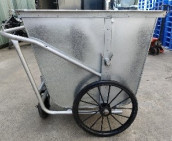 Xe gom rác tôn 500L tôn, bánh lớn D∅56cm – bánh nhỏ D∅25cm, Khung bằng thép V50 và V40, KT 1320 × 1070 × 1030 mm