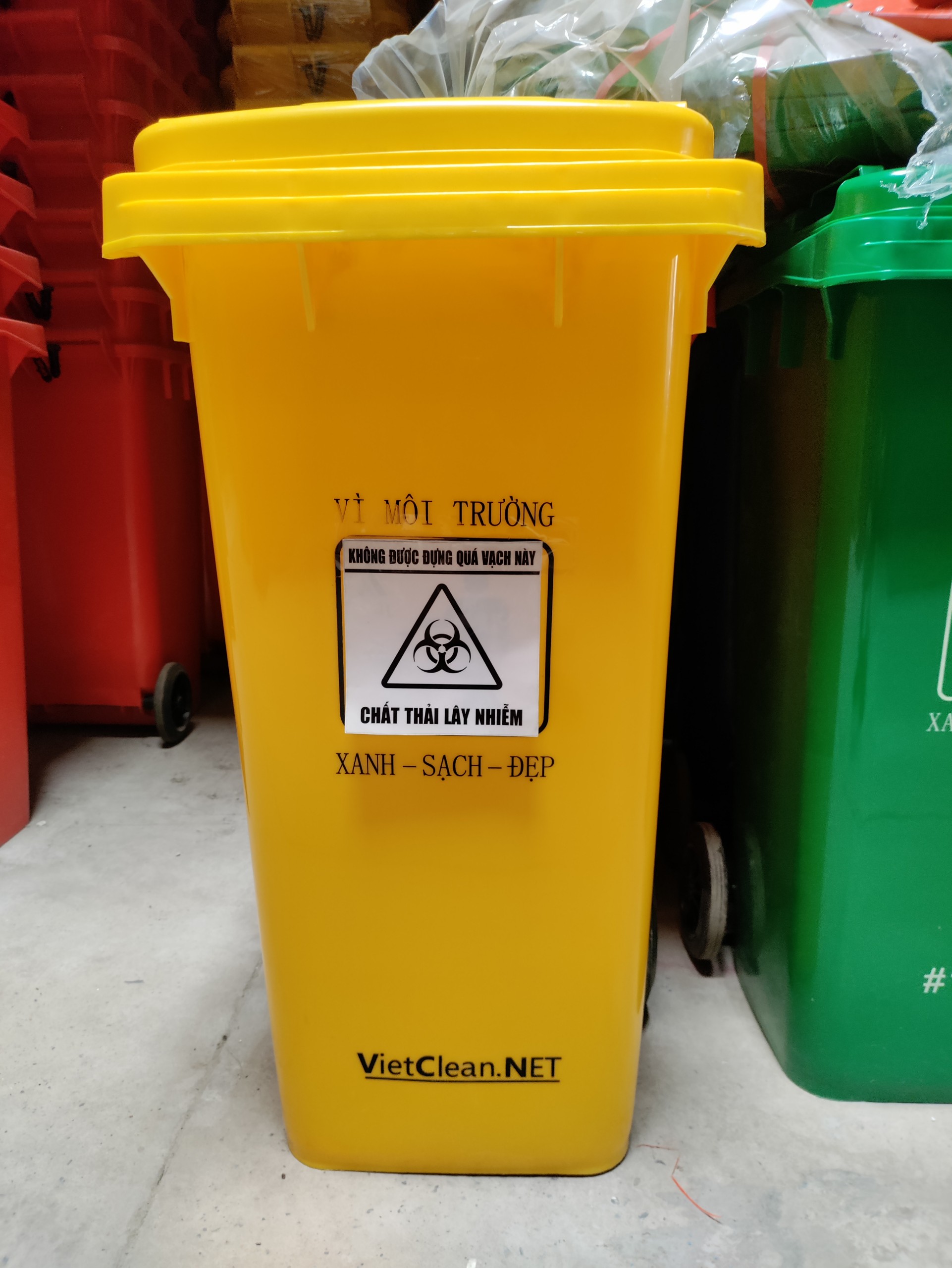 Thùng rác 120L, nhựa HDPE 2 bánh xe, nắp kín màu vàng, KT L500 × W460 × H930 mm