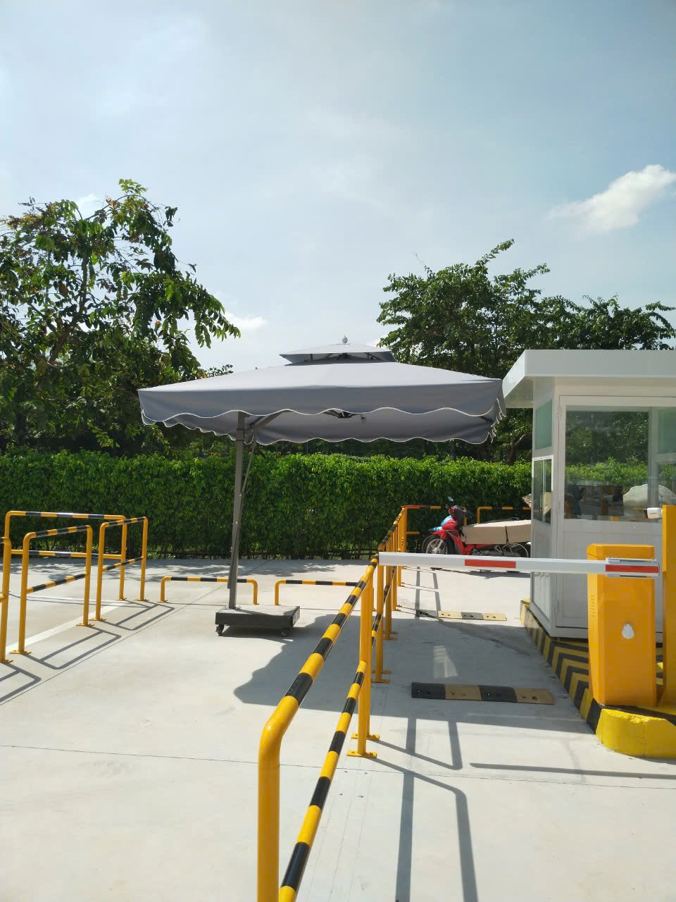 Dù lệch tâm vuông 3mx3m, đế bê tông