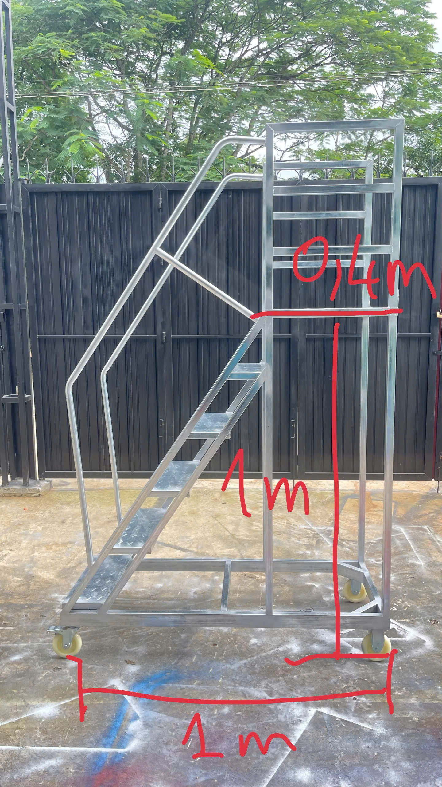 Thang di động, kt dài 1m x rộng 0.6m x cao 1m, lan can 0.7m, 3 bậc thang, 1 sàn, chất liệu sắt mạ kẽm